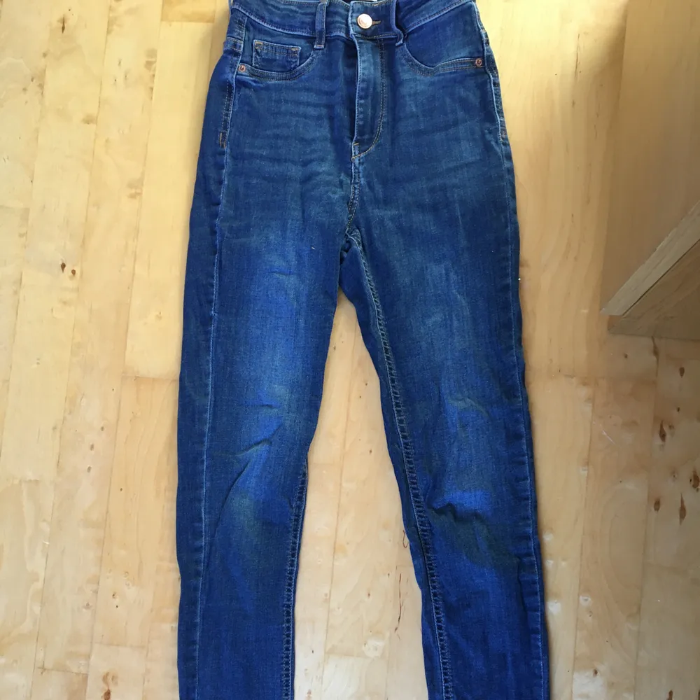 Molly highwaist jeans från Gina Tricot i storlek S. De är använda några gånger, men i bra skick, köparen står för frakt🥰. Jeans & Byxor.