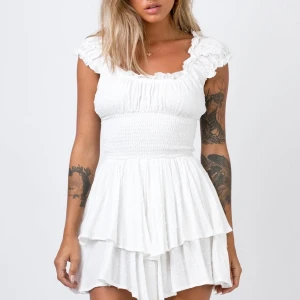 Vit romper - Jättesöt vit romper (ser ut som klänning) från Princess Polly. Originalpris är 471kr. Säljer då den tyvärr var för liten för mig. Passar perfekt till studenten eller en härlig sommardag:) frakt tillkommer.