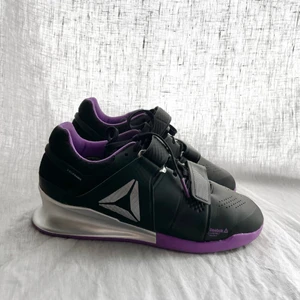 Reebok legacy lifter 38,5 - Skitbra lyftarskor från Reebok som jag tyvärr insåg var för stora liiite för sent! Köpta för 1945 kr och endast använda ett fåtal gånger! Därför testar jag att sälja dem här, hoppas att någon får användning för dem! Storlek 38,5, skulle säga att de är lite stora i storleken! Köparen står för frakt :)