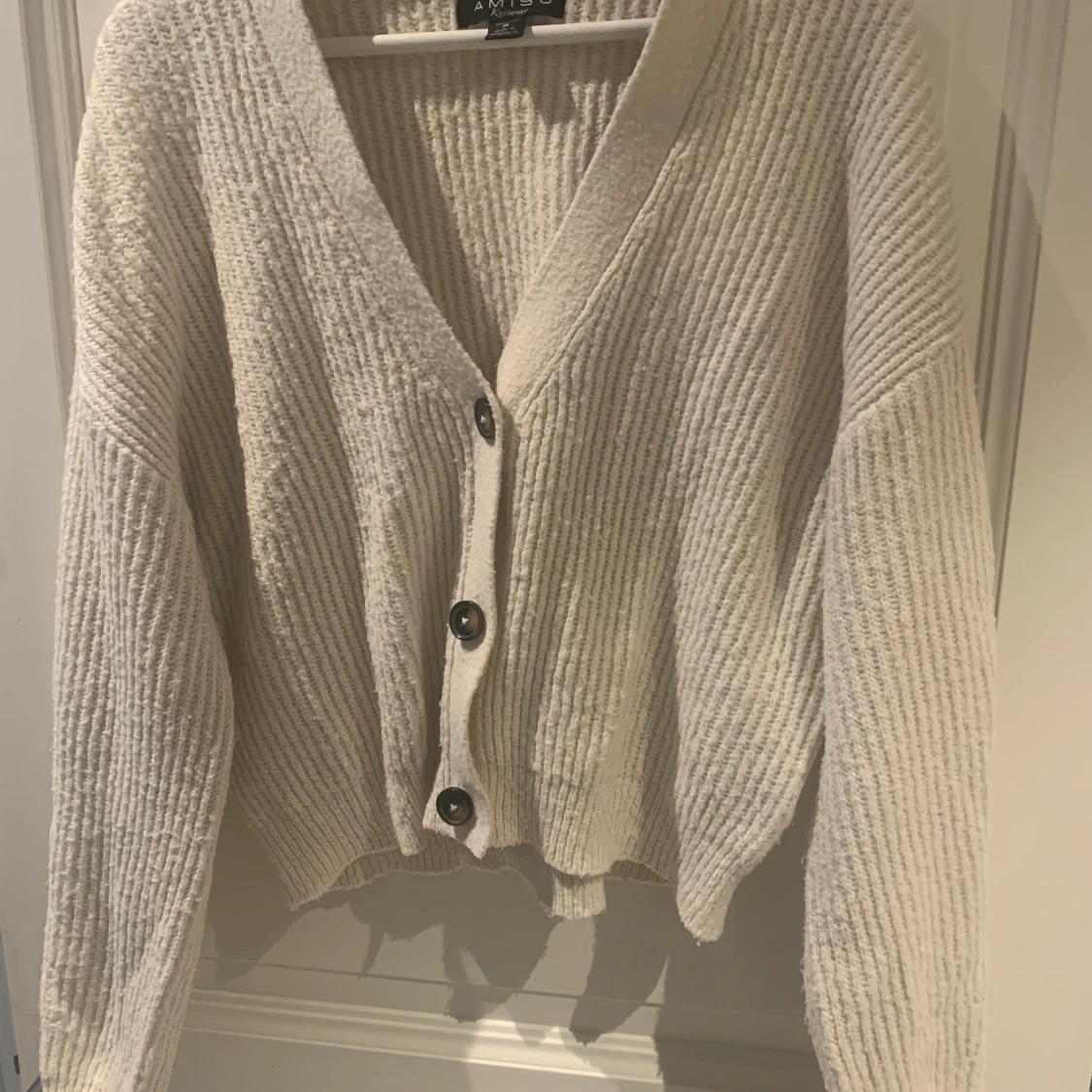 Vit Kofta/cardigan m bruna knappar