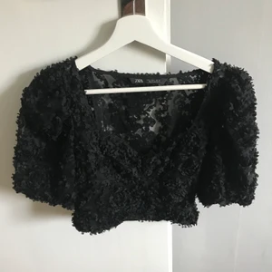Top med puffärm - Superfin topp från Zara i storlek S. Den har blommor i tyll broderade på sig, puffärm och är croppad. Tyvärr är matriallappen avklippt, men tror det är någon polyester. I bra skick, men har lite lösa trådar från tyget, men det ”smälter in” i tyget. Frakt tillkommer (skickar med skicka lätt)