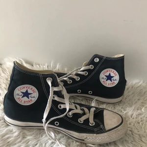 Converse skor - Fina converse skor som jag nästan aldrig använt, använder dom inte för dom är lite för små för mig. Köpta för 1200 säljer för 500. Köparen står för frakt