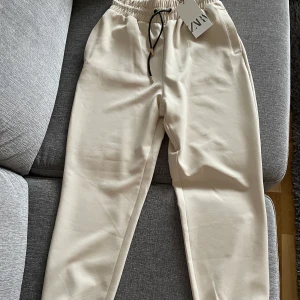 Nya superfina byxor från Zara - Nya superfina byxor från Zara •Helt nya, lapparna står kvar •Inköpta för 300 kr. Säljer för 150 kr •Storlek Xs, passar även S 🚫Djurfritt och rökfritt hem 📍Kan mötes upp i Mölnlycke 📬Kan skickas mot fraktkostnad