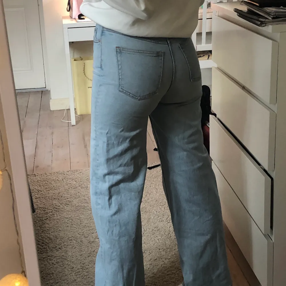 Skitsnygga jeans från &Otherstories som tyvärr är för små nu🤍 . Jeans & Byxor.