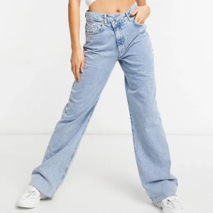 asymetriska raka jeans - köpta på från stradivarius för 360kr, och är enbart testade på. Lappen är kvar. Slut i storlek just nu. Säljer pga för långa för mig (jag är 165 cm). 