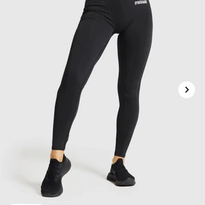 Gymshark tights - Svarta superfina gymshark tights som har bra passform. Det blev fel i trycket så jag fick hem texten ”gymshark” i grå istället för vit men är lika fina. I strl S men känns som XS! Bud sker i kommentarerna från 200!
