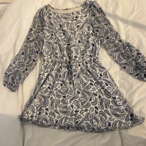 Tommy hilfiger klänning - Fin sommarklänning i blått och vitt. Använd 1 gång, original pris 1000kr. I storlek S. Köparen betalar frakt.