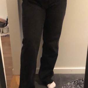 Jag har ett par sprillans nya jeans från NAKD som bara legat i min garderob utan användning i en månad nu. Dem är bara testade. De är väldigt sköna och sitter inte tajt. Jag säljer nu dessa för 200kr, nypriset var 400kr. Jag tar emot swich. Antingen så möts vi upp om du bor i närheten eller så postar jag och köparen får stå för frakten.  Djur & rökfritt hem.