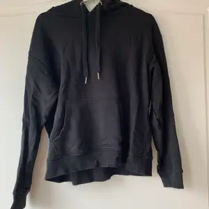 En fin svart hoodie från zalando som är i storlek s. Sparsamt använd och är i fint skick, används inte pga att jag har andra svarta hoodies💕💕