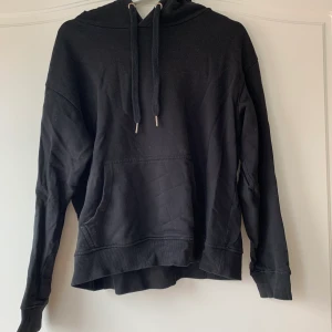 Svart hoodie  - En fin svart hoodie från zalando som är i storlek s. Sparsamt använd och är i fint skick, används inte pga att jag har andra svarta hoodies💕💕