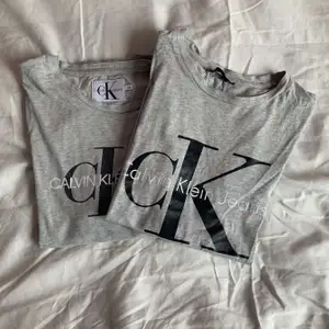 Två stycken Calvin Klein t-shirts i fint och använt skick som är sparsamt använda. De är dock i två olika modeller eller köpta två olika säsonger men de är ganska lika. Skillnaden är trycken, den ena har ett printat lite glansigt tryck medan den andra inte har ett glansigt tryck, den ena har också två sömmar på ryggen. Båda är i storlek xs och dom är äkta. Den ena har också ett litet litet hål på ryggen men det syns inte när man har den på. Används inte längre då jag inte har den stilen, men vill gärna hitta en ny ägare💕💕 Säljer 2 för 100 och en för 70kr