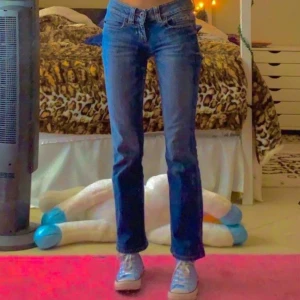 Low rise jeans i storlek S  - Jättefina low rise jeans som är indie aesthetic. De är i mörkblått och är också skiny jeans