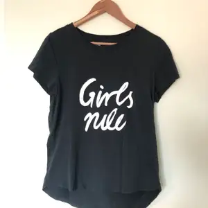 Superfin och skön T-shirt med ”Girls rule”-tryck på. Svart/mörkgrå i färgen. Storlek XL men passar mer som en M/oversized S beroende på hur man vill att den ska sitta.