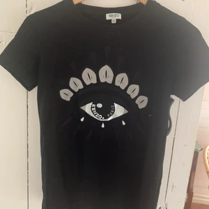 Kenzo T-shirt - En kenzotröja som är använd fåtal gånger. Jättefint skick, precis som ny! Den är väldigt tight och är inte större än en XS. Pris kan också diskuteras. 