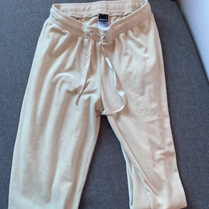 Gina Tricot byxor - Använda men ligger numera bara och skräpar i garderoben. Strl S men passar mig som har medium. Samfraktar gärna med mina andra plagg! Rökfritt hem med hund. 