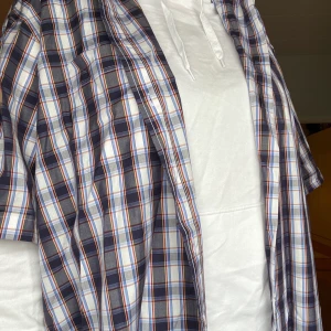 Oversized skjorta strl 3XL - Ganska lång och stor skjorta, ser oanvänd ut. Fin att ha över en hoodie