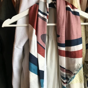 Sjal - Färgglad sjal! Kan användas både som bandana, sjal och håraccesoar! 