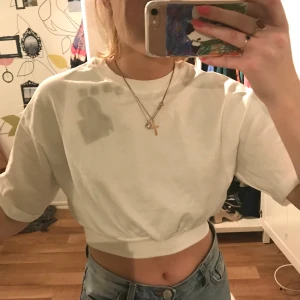 Vit croppad t-shirt i XS - Vit croppad t-shirt från Gina. Funkar till allt o är fin både till vardags och när man ska va finare💘 säljer då jag har två