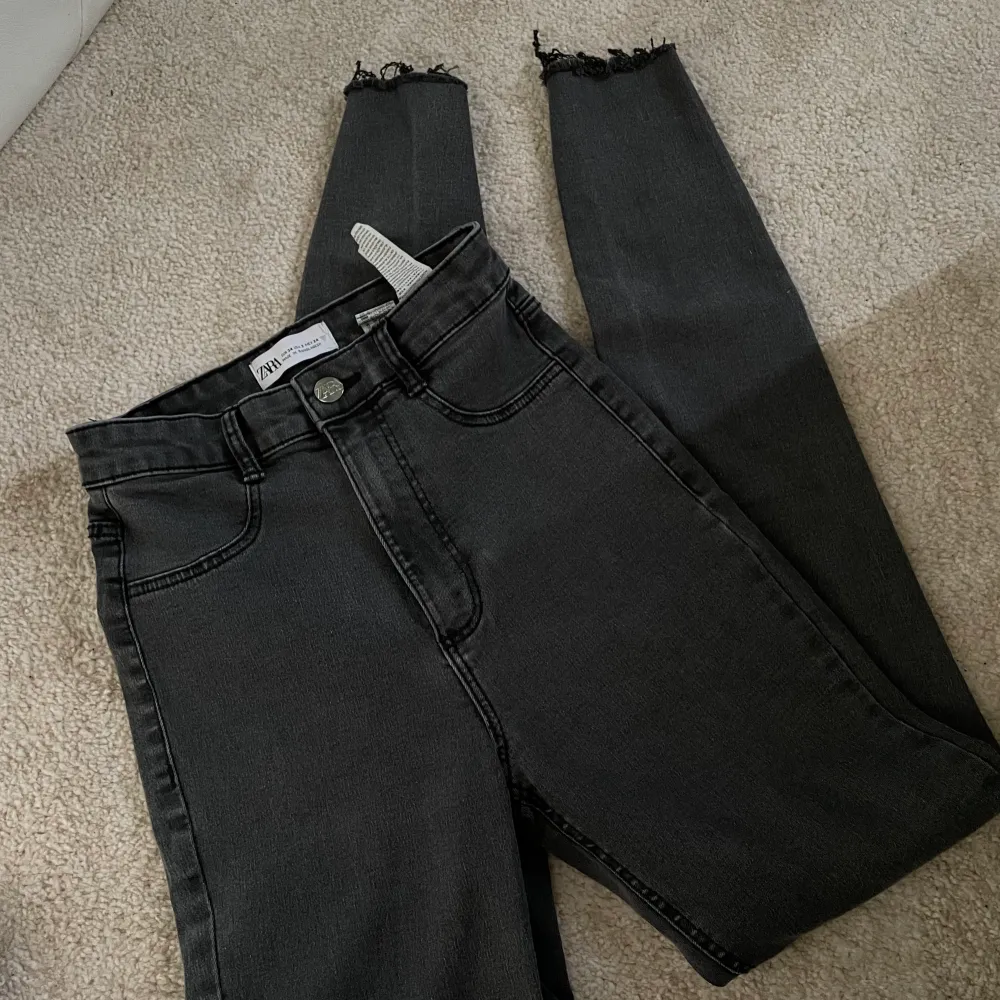 Zara jeans i storlek 34. Svarta-grå jeans som enkelt kombineras, i bra skick. Kontskta mig för flera bilder 😊💞Kolla på min profil  💞✨😊 . Jeans & Byxor.