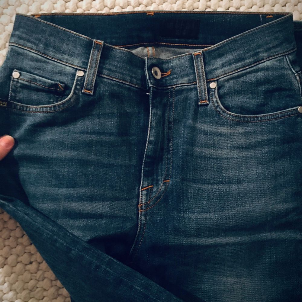 Superfina blå jeans från Tiger, modell ”Kelly”. Använda bara ca en gång. Smal passform med hög midja, storlek 28x32 (normal i storleken). Älskar dem men växte ur dem... Köparen står för ev frakt. . Jeans & Byxor.