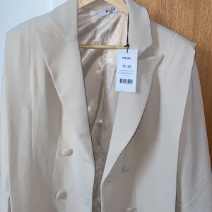 Beige kavaj - Oanvänd med prislapp på 