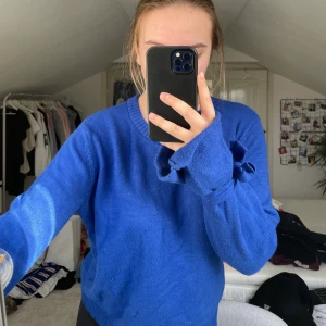 Stickad tröja  - Vacker marinblå stickad tröja från NA-KD. Knytning vid armarna. Väldigt bra skick. Spårbar frakt med DHL inräknad i priset! Storlek S men passar fler beroende på önskad passform, lite oversized på mig som brukar vara S/M.