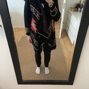 Cindstory  - Stickad kofta. Säljes p.g.a annan stil nu! Varm och mysig, lite grov i stickningen. 50% wool, 50% acrylic