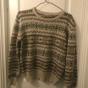 Vintage stickad tröja  - Superfin stickad tröja från ”French Connection” i stl L, men det är snarare än S/M! Fint skick! 15% ull 85% akryl!