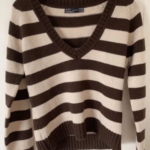 Randig tröja från zara  - Tröja från zara. Bra skick, nästan aldrig använd. Ganska v-ringad. Storlek M men passar även S. Frakt 72kr. 