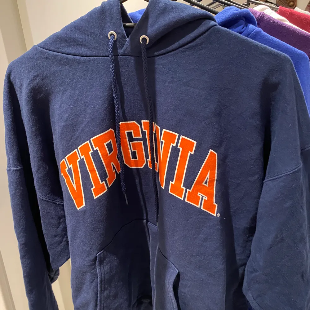 Super snygg trendig hoodie med Virginia tryck! Uppskattad storlek L-XL. Buda i kommentarerna! Startpris:100kr . Hoodies.