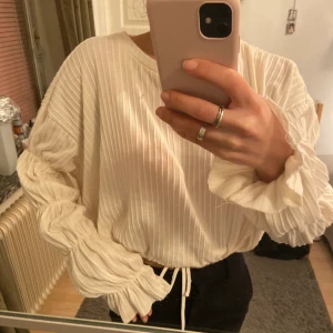Topp - Superfint tröja från Zara som är använd fåtal gånger, knytningnig vid midjan 💕☺️ storlek XS men passar alla mellan XS-M då den är reglerbar 🙌🏻🌟