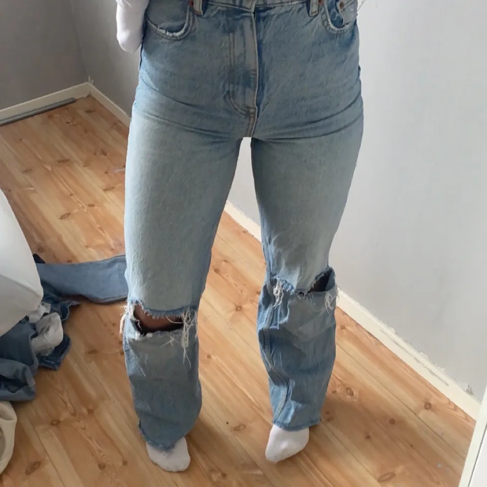 säljer dessa skit snygga jeans från zara då dom inte längre kommer till användning, jeansen är slutsålda! Köparen står för frakten! Budgivning : (öka med 20 vid varje bud). Jeans & Byxor.