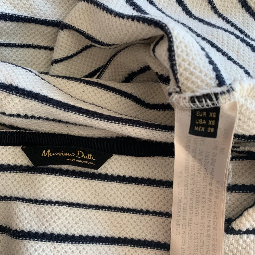 Vit/Biege stickad tröja från Massimo Dutti. Angiven storlek XS men passar bra på mig som brukar ha S eller 36. . Tröjor & Koftor.