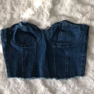 Jeans topp  - Skitcool jeanstopp med slitningar endast använd en gång så iprincip i nyskick! Jättefin till sommaren och har en byst som ni ser på bild 1 & 2😇  är storlek M men passar även mig som är en S upptill!
