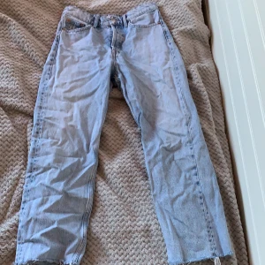 Zara Jeans - Pösiga jeans med slitningar nertill. Väldigt snygga och trendiga ljusa jeans.