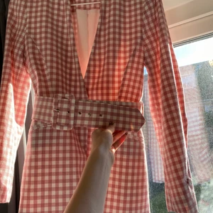 Gingham Kostym/ Jacka Från Zara💖 - Superfin, aldrig använd tyvärr:/ så i nyskick! Köparen står för frakt,  hör av er för fler bilder💕