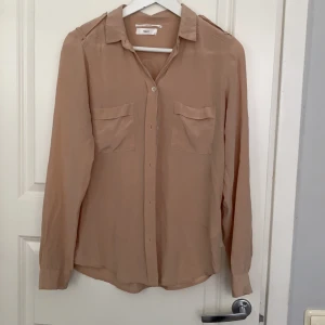 Filippa K skjorta - Använd fåtal gånger, väldigt bra skick. Lite ljusare i verkligheten än på bilderna.