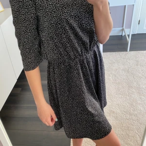 Prickig klänning - Prickig klänning med trekvarts-arm. Väldigt skön och i satin liknande tyg. 50kr + 45kr frakt (går att få frakt för 20kr också men då på ett lite osäkrare sätt). Priset kan diskuteras vid snabb affär!