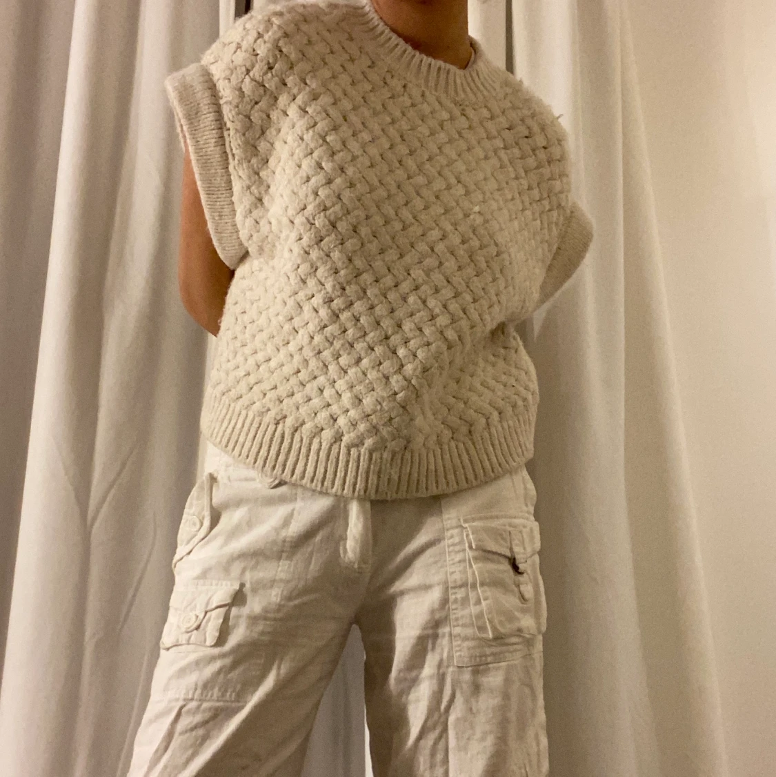 Fin stickad beige/vit väst - 91