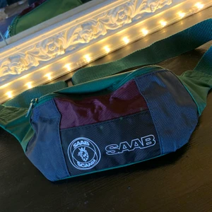 Midjeväska  - Cool midjeväska från Saab. Har ej använt denna så den är i mycket bra skick!