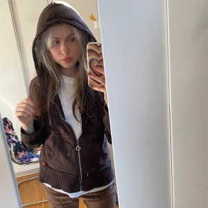 Brun Retro Zip Up🤎 - Superfin vintage zip up som aldrig kommit till användning tyvärr! Mysig fluffig luva i ljusare färg:) strl XL men sitter såhär på mig som är en xs/s! Köparen står för frakten🤎 Möts inte upp pga Corona!