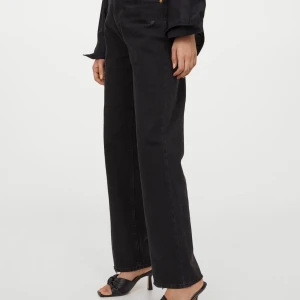 svarta vida jeans - säljer nu ett av mina favorit plagg i gaderoben pga att de tyvärr börjar bli lite små.. jeansen är i storlek 36 och inköpta på hm i våras för 299. sitter skitsnyggt och bra i midjan. köpare betalar frakt och fler bilder kan skickas!