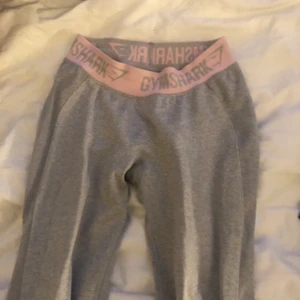 Gymshark tights flex xs - Säljer mina gymshark tights, de är köpa i somras och använd fåtal gånger. Hittar inga defekter, som ny!❤️