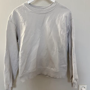 Nakd sweatshirt - Grå Nakd sweatshirt. Storlek L (passar S också). Säljer för 70kr + frakt. Totalpris: 132kr