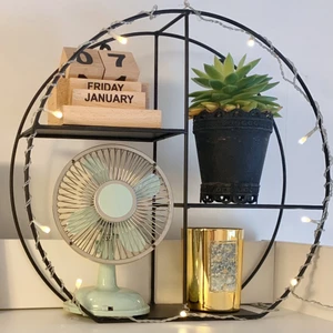 Hylla Förvaring på vägg - Rund vägghylla / förvaringshylla i svart. Ledslingan har jag satt på själv men den kan man få med om man vill. Den går att sätta upp på väggen eller ha den stående. Måtten syns på bild 2 ❣️