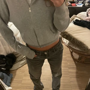 Grå h&m zipup  - Sjukt skön och bekväm zip up tröja/hoodie från h&m🙏🏻❤️😍 funkar sååå snyggr med låg midjade jeans (som på bilderna) men också så mycket annat!!!!❤️❤️❤️