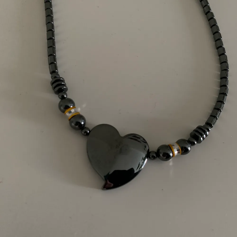 Pärlhalsband med hjärta färg svart/mörkgrå . Accessoarer.