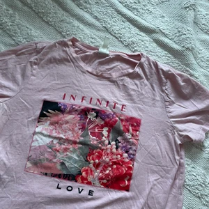 Rosa t-shirt - Knappt använd. Köpt från H&M. Storlek M