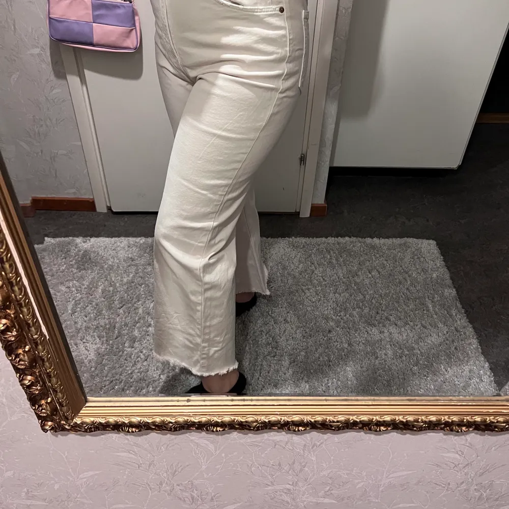Väldigt ljusbeigea jeans från hm, endast testade inför bilden. Köparen betalar frakt ❤️. Farkut & Housut.