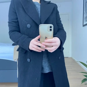 Karl Lagerfeld frakke  - Str. 34, sort. Der mangler en knap foran. Der er en ekstra knap indeni frakken som evt kan syes foran.